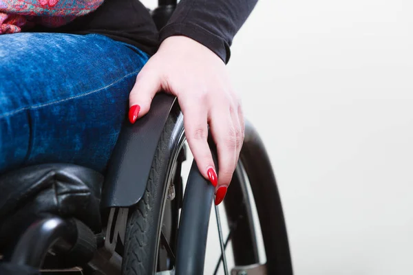 Pessoa sentada em cadeira de rodas . — Fotografia de Stock