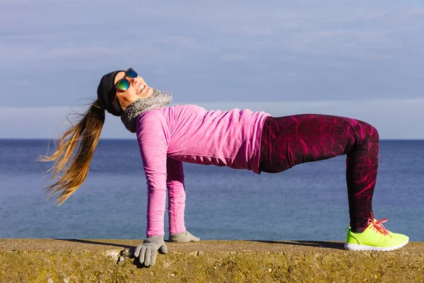 Femme fitness sport fille entraînement en plein air par temps froid — Photo