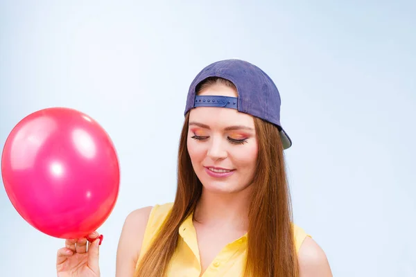 Felice adolescente con palloncino rosso . — Foto Stock