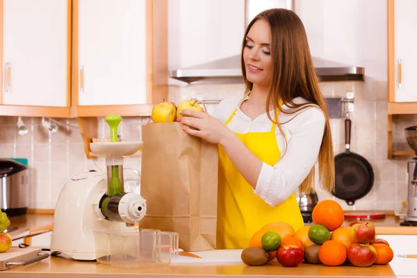 Mulher na cozinha preparando frutas para sucos — Fotografia de Stock