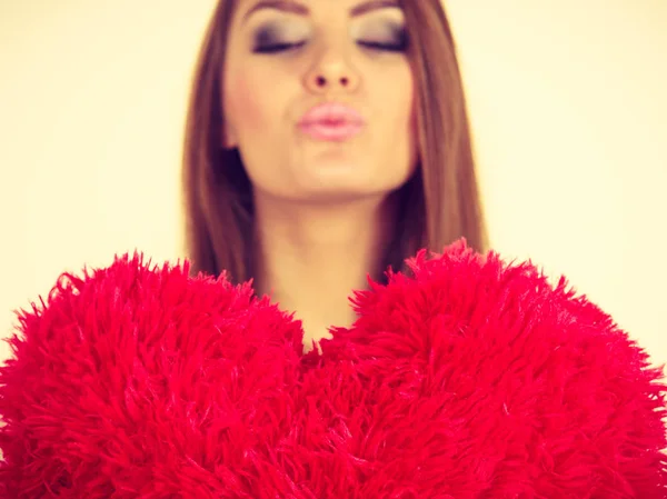 Gelukkige vrouw met hart vormige kussen — Stockfoto