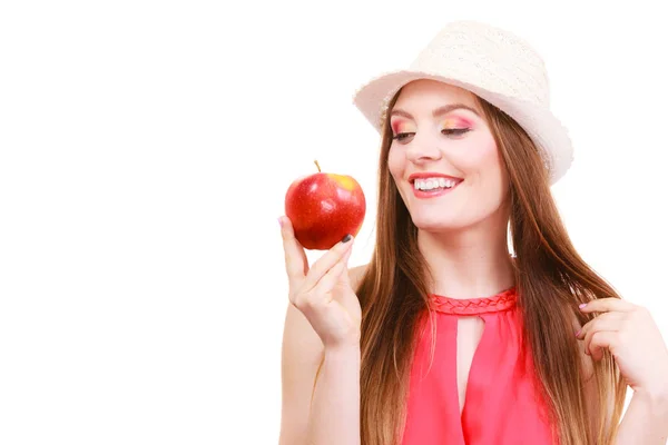 Mulher chapéu de verão maquiagem colorida detém fruta de maçã — Fotografia de Stock