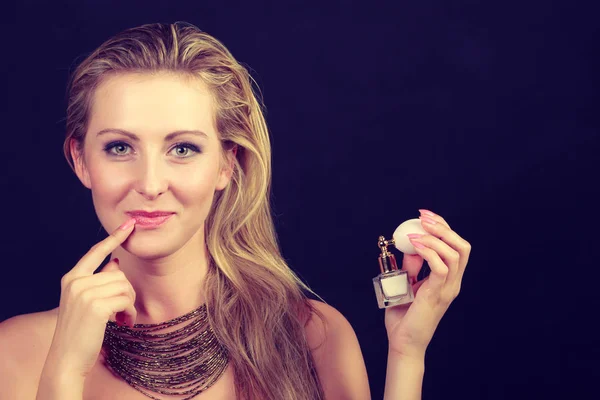 Hermosa mujer con collar con perfume —  Fotos de Stock