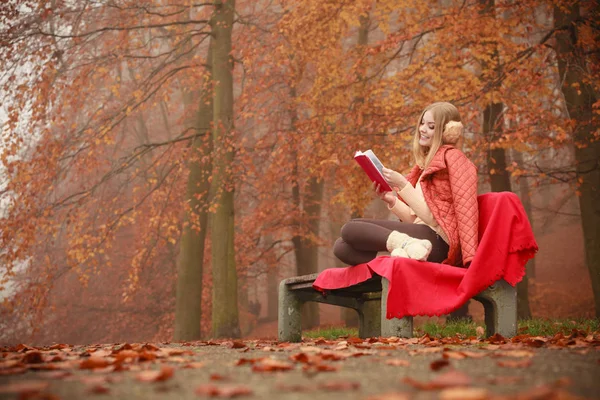 Jeune femme avec littérature . — Photo