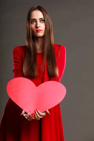 Woman in red dress holds heart sign — Stock Photo, Image