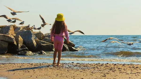 Девушка развлекается на пляже . — стоковое фото