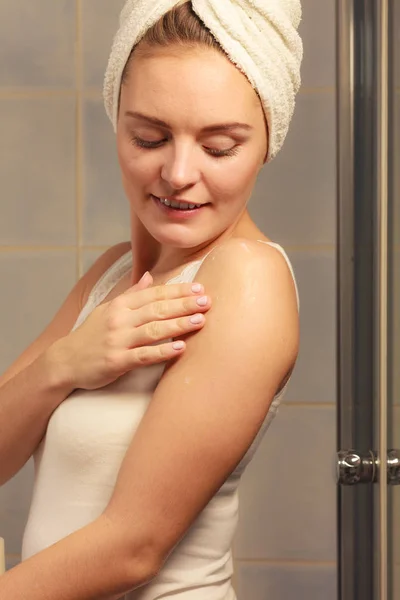 Vrouw toepassing moisturizer crème op haar lichaam — Stockfoto