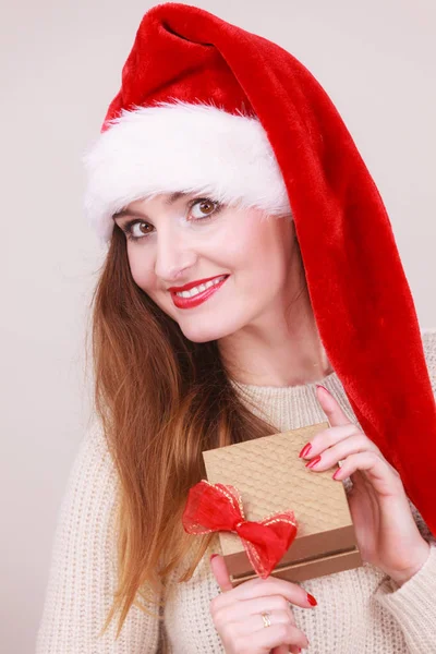 Frau im Geschenkkarton. Weihnachtszeit — Stockfoto