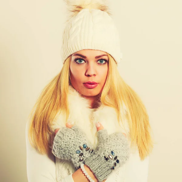 Kvinna i vinter kläder ull cap päls halsduk — Stockfoto