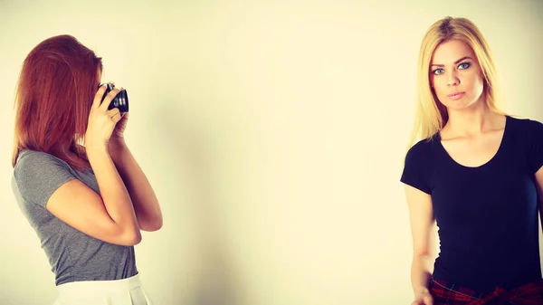 Девушка Мулатто фотографирует блондинку — стоковое фото