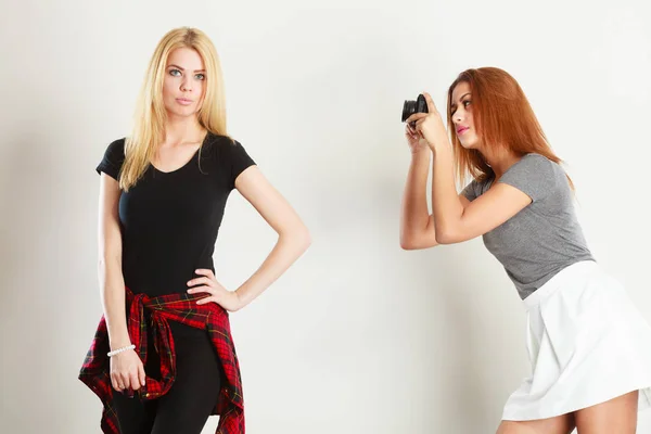 Mulat dziewczyna fotografowanie Kobieta blonde — Zdjęcie stockowe