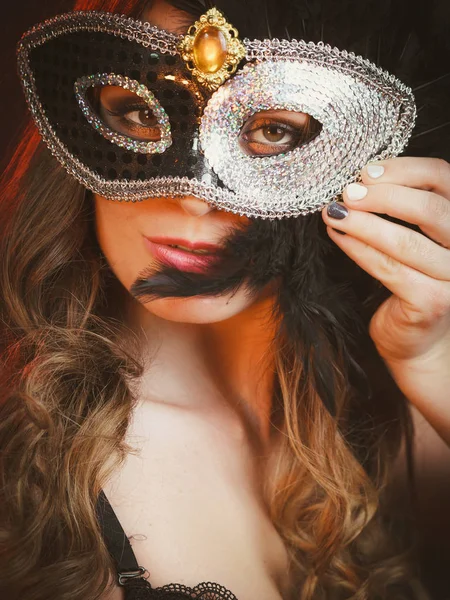 Sensuele vrouw met carnaval masker. — Stockfoto