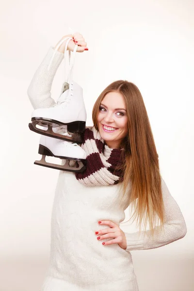 Женщина с коньками готовится к катанию на коньках — стоковое фото