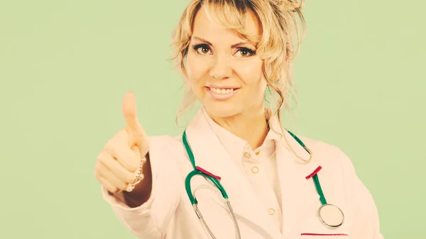 Médica feminina mostrando o polegar para cima . — Fotografia de Stock