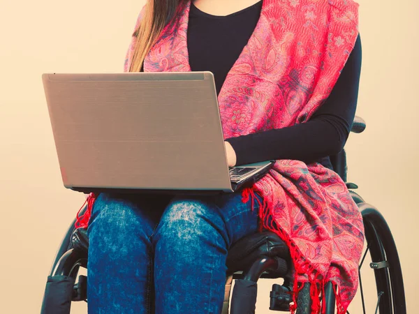 Mujer discapacitada con portátil en silla de ruedas. — Foto de Stock