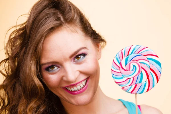 棒付きキャンディーを持つ女性うれしそうな少女 — ストック写真
