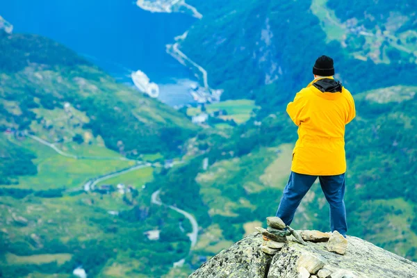 Tourist Mann auf Dalsnibba Aussichtspunkt Norwegen — Stockfoto