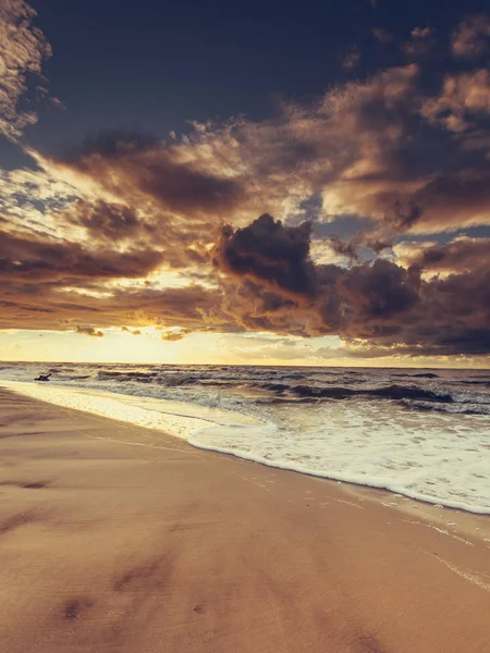 Beatiful sunset with clouds over sea and beach — Stock Photo, Image