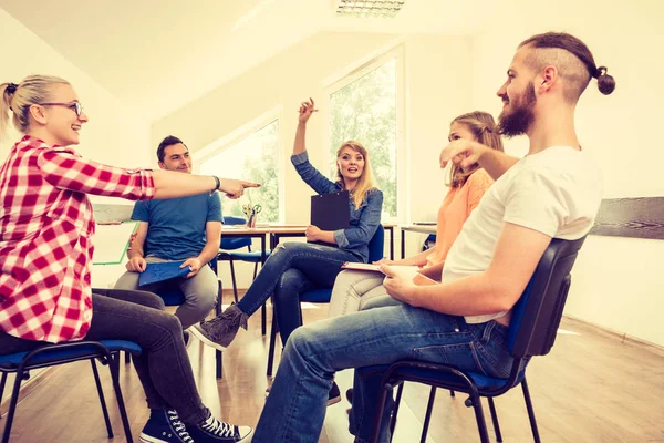 Grupo de personas estudiantes trabajando juntos — Foto de Stock