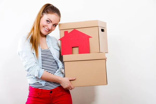 Женщина переезжает в дом с коробками и бумажным домом . — стоковое фото