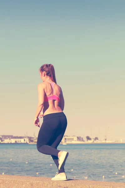 Kadının spor yapması, açık havada deniz kenarında egzersizleri — Stok fotoğraf