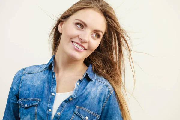 Vrolijke trendy vrouw in denim overhemd — Stockfoto