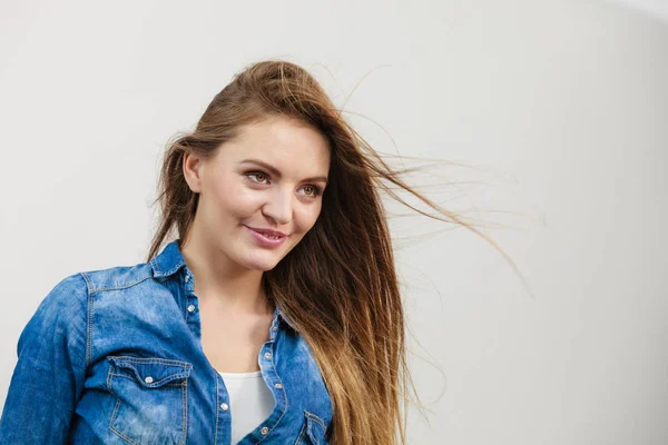 Vrolijke trendy vrouw in denim overhemd — Stockfoto