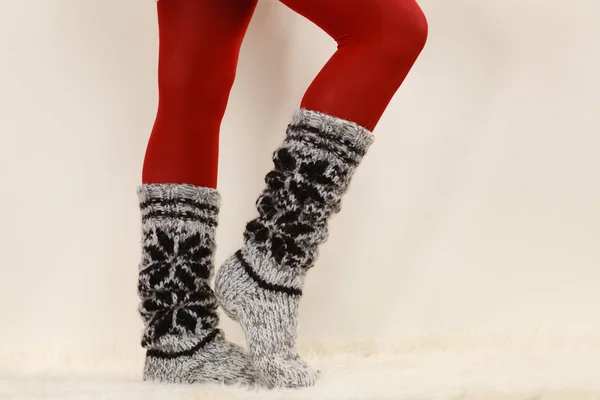 Benen van de vrouw het dragen van wollen sokken en rode panty 's — Stockfoto