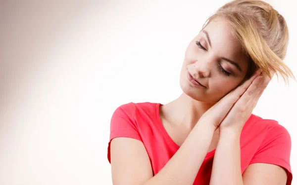 Mujer somnolienta chica cansada casi se duerme — Foto de Stock