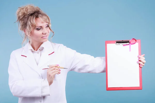 Doctor mostrando carpeta con cinta rosa por pluma . —  Fotos de Stock