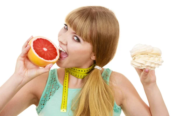 Donna che sceglie frutta o torta fare la scelta dietetica — Foto Stock
