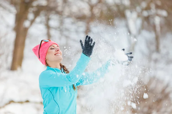 Chica lanzando nieve alrededor —  Fotos de Stock