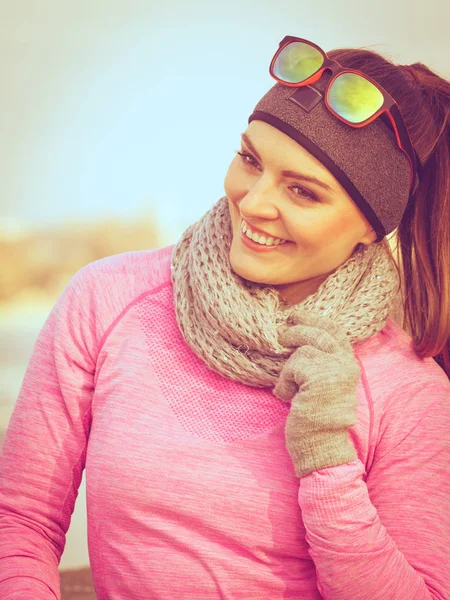 Женщина отдыхает после занятий спортом на открытом воздухе в холодный день — стоковое фото