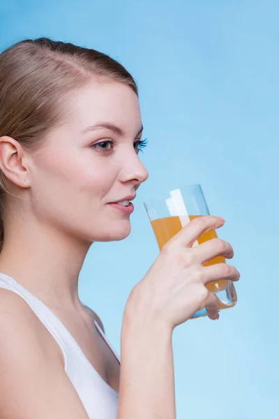 Femme buvant une boisson ou un jus à l'orange — Photo