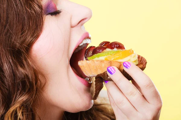 Closeup mulher comer bolo de frutas doce comida — Fotografia de Stock