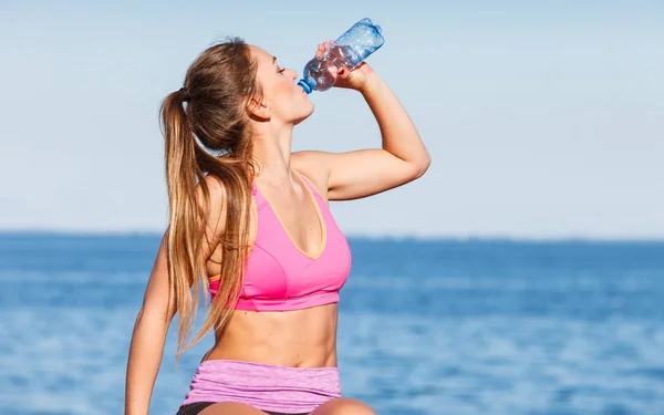 Donna che beve acqua dopo palestra sportiva all'aperto — Foto Stock
