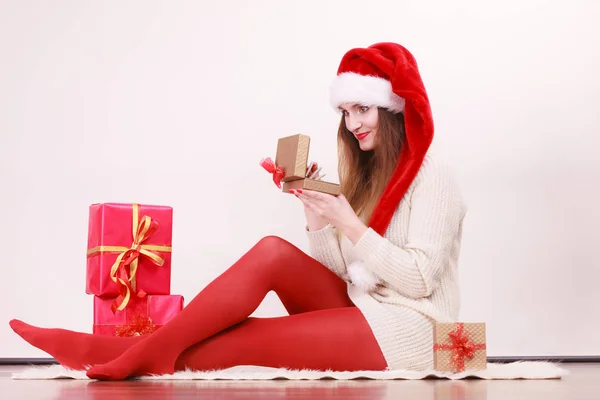 Happy woman make christmas presents — Stock Photo, Image