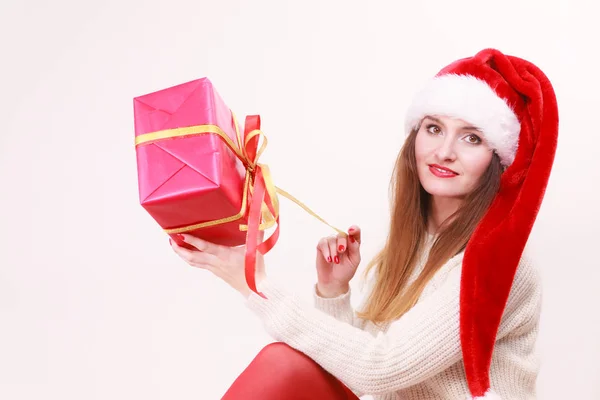 Donna che apre la confezione regalo. Tempo di Natale — Foto Stock