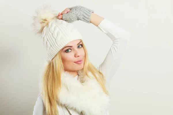 Sıcak kış kıyafet giyen kadın — Stok fotoğraf