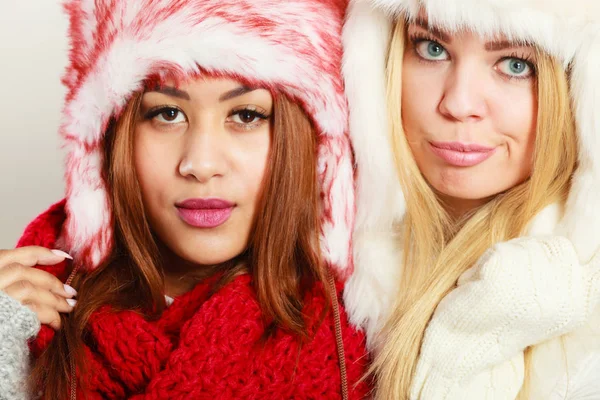 Zwei Mädchen in warmer Winterkleidung Porträt. — Stockfoto