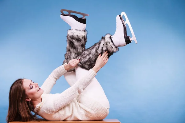 女性の身に着けているアイス スケート毛皮ソックス、スケート — ストック写真