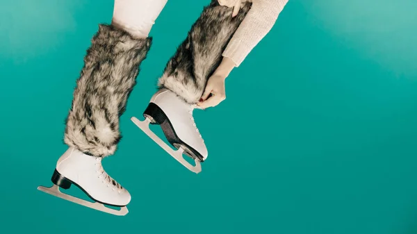 Benen van de vrouw het dragen van ijs-of rolschaatsen bont sokken, schaatsen — Stockfoto