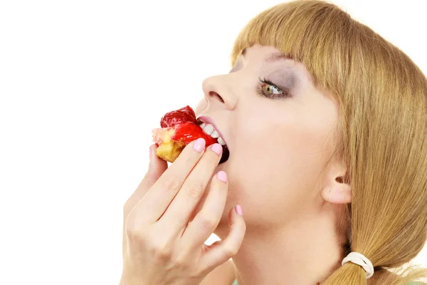 Wanita makan kue mangkuk makanan manis — Stok Foto