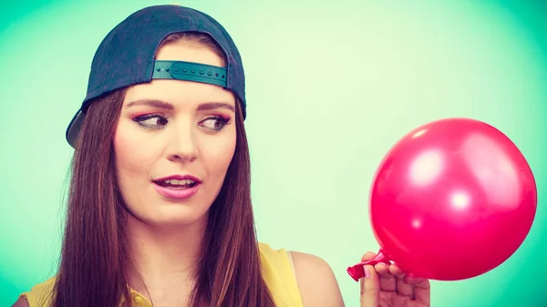 Tonårig flicka med röd ballong. — Stockfoto