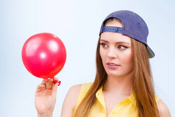 Ragazza adolescente con palloncino rosso . — Foto Stock