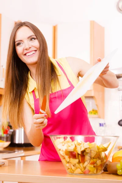Wanita ibu rumah tangga di dapur memotong buah apel — Stok Foto