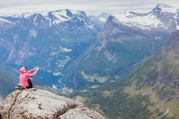 Turista tomando fotos desde el mirador Dalsnibba Noruega — Foto de Stock