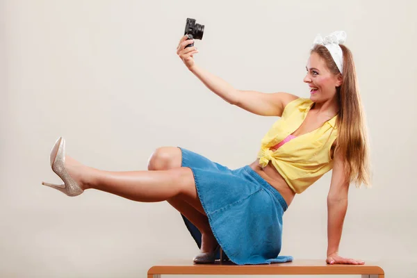 Pin up girl woman taking photo with camera. — Stock Photo, Image