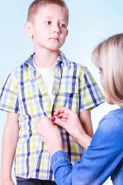 Mother help dress son fasten buttons. — Stock Photo, Image