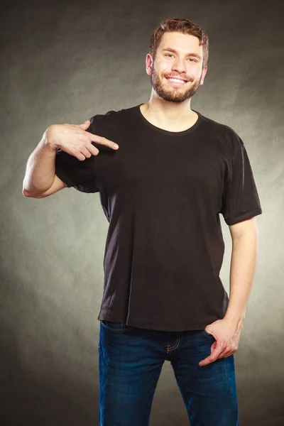 Homme gars en chemise vierge avec l'espace de copie pointant. — Photo